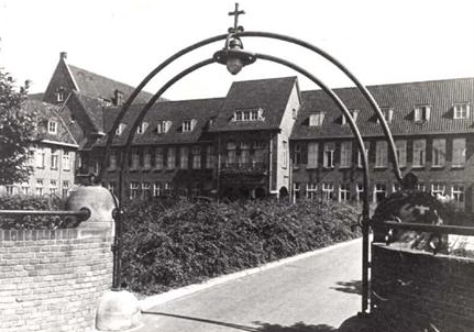De hoofdingang van het ziekenhuis aan de Walramstraat, rond 1930.